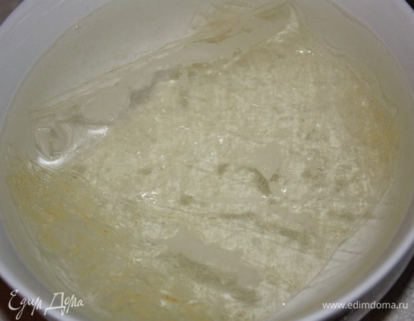 Желатин замочите в холодной воде на 20 минут.