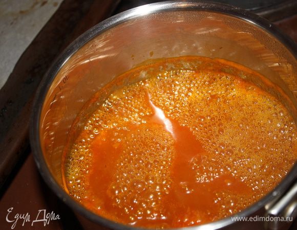 Снимите пену деревянной ложкой.