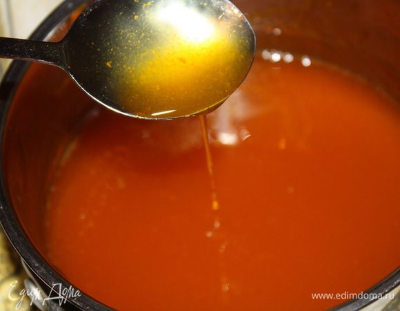 В чуть остывший сироп введите желатин и размешайте до полного его растворения.