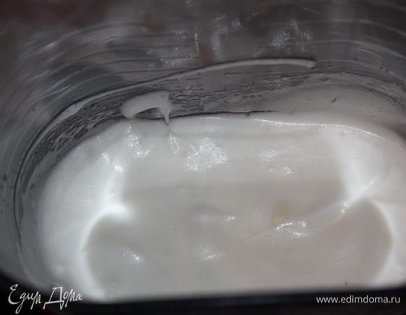 Белки взбивайте с оставшимся сахаром миксером 3 минуты.
