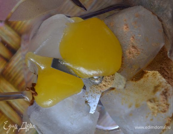 В блендере смешать 4 кубика льда, жидкий мед, корицу и имбирь. 