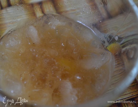 Измельчать пока лед не будет полностью расколот. Добавить апельсиновый сок.