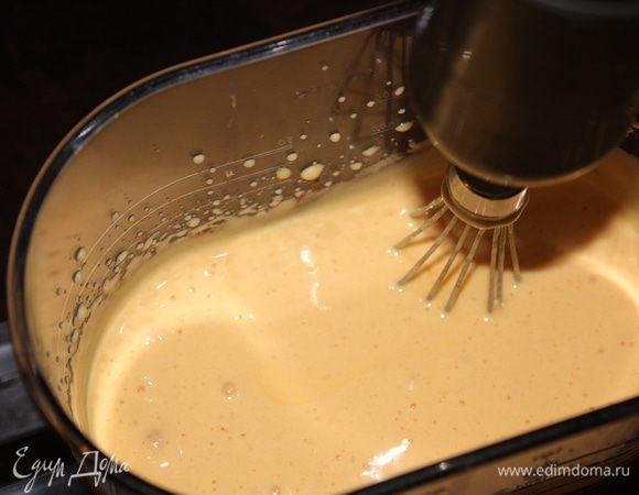 И взбиваем все в пышную густую массу 10 минут на максимальной скорости.