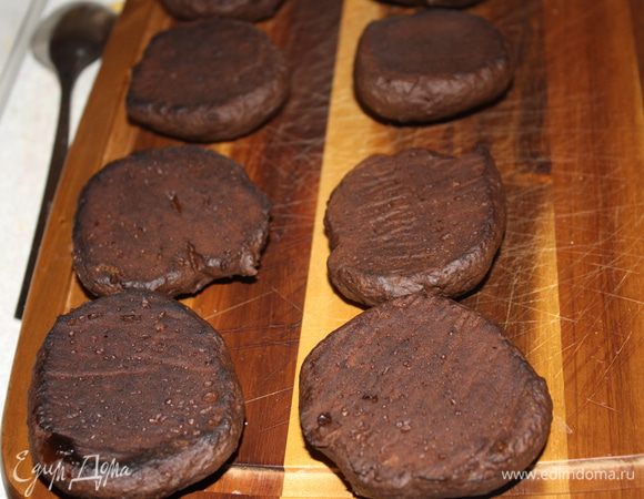 Приготовьте печенья,перевернув их.