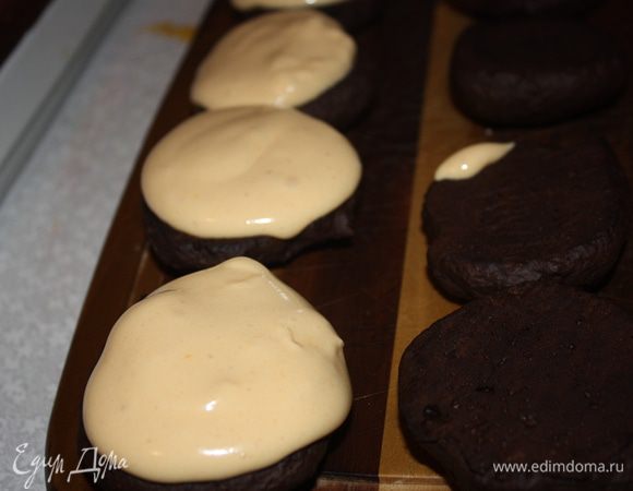 Выкладывайте по 1-2 ст.л. на печенье и накрывайте сверху другой. И в холодильник до застывания суфле. Приятного аппетита!!