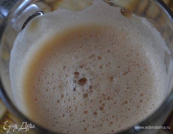 Взбить миксером, с помощью насадки "венчик", до образования пены (ок. 3 мин.) Пены должно быть в два раза больше, чем самой жидкости. 