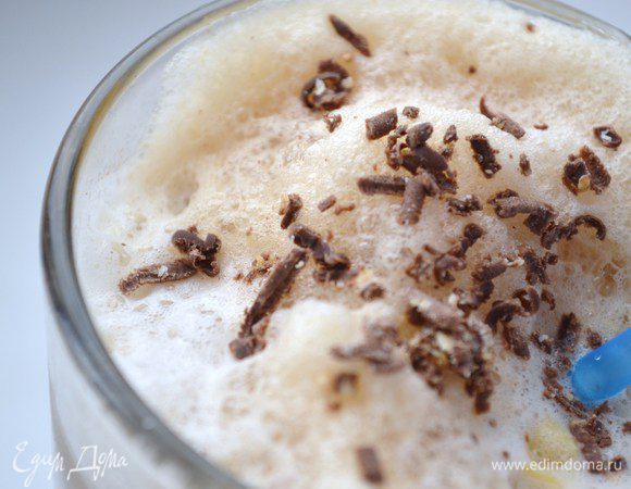 Добавить массу с расколотым льдом и специями. Снова взбить. 