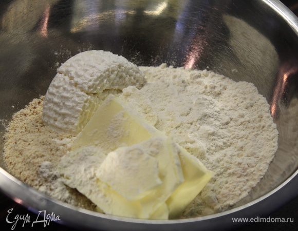 Отмерьте весами в миску муку,творог, сливочное масло,молотый миндаль... Порубите сначала ножом, а потом руками смешайте все в до однородности в крошку.