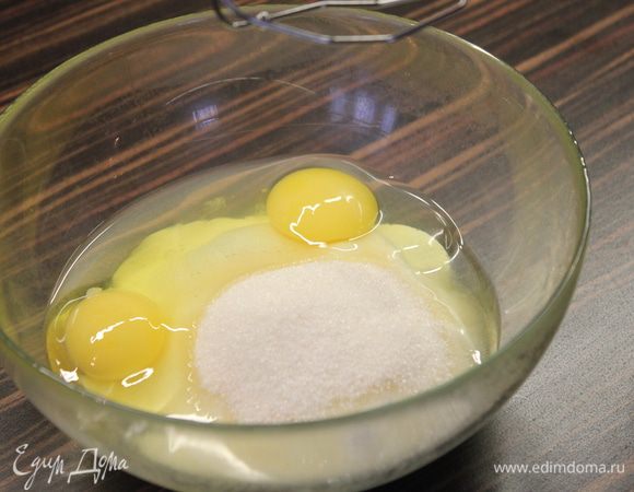В миске смешайте миксером яйца,сметану,сахар до однородности на скорости 1 или 2 только до объединения, не взбивайте...
