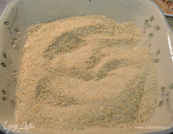 Разогреть духовку до 200 гр.
Смешать хлебную коршку,кунжут,паприку,соль и перец.