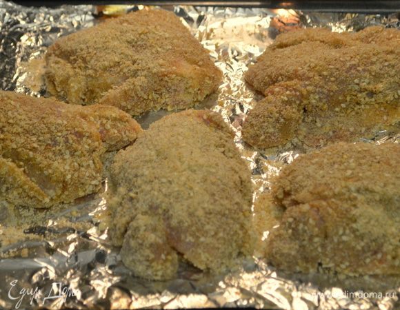 Масло сливочное растопить,сначала обмакнем бедрышко в масло, а затем в хлебную смешанную крошку со специями.выложим на противень,который можно застелить фольгой.Повторить так со всеми кусочками.
Поставим в разогретую духовку ,если у вас грудки на 35 мин. Бедрышки или ножки на 50-55 мин.