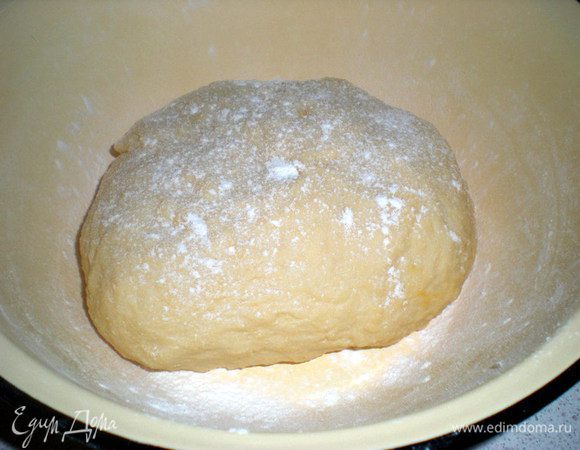 Замесить тесто: молоко подогреть до температуры тела(опустив палец,вам не должно быть  ни тепло,ни холодно) Втереть дрожжи в муку,затем масло.Добавить соль и сахар,затем яйца и молоко.Вымешивать тесто не добавляя муки,пока оно не станет отлипать от рук.