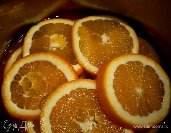 Варим сироп из сахара и воды. В одну кастрюльку раскладываем слоями лимон с апельсином, в другую - киви. Каждый слой фруктов поливаем сиропом и кладем следующий слой фруктов, завершаем сиропом. Каждую емкость закрываем вырезанной по диаметру кастрюли пергаментной бумагой, слегка придавливаем, можно поставить груз (апельсины я придавливала грузом, а киви нет). Ставим на 24 часа настаиваться.