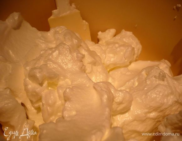 Духовку разогреваем до 180 градусов. Белки взбиваем с постепенным добавлением 80 г сахарной пудры до устойчивых пиков. Ставим в холодильник.