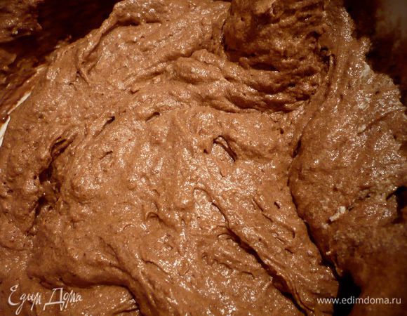 Масло перемешиваем с оставшейся сахарной пудрой и желтками до кремообразного состояния. Добавляем шоколад. Хорошо перемешиваем. Сверху выкладываем белки и аккуратно перемешиваем, вводим постепенно муку и миндальную муку, следим, чтобы масса не осела. 