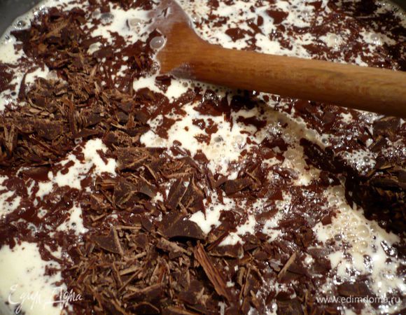 Готовим крем. Для этого доводим сливки до кипения и растапливаем в них шоколад, хорошо перемешивая. Добавляем сироп и взбиваем погружным блендером. Ставим охлаждаться. Затем убираем в холодильник (лучше на 24 часа).