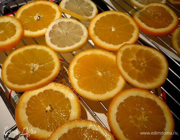 На следующий день фрукты вынимаем из сиропа (сироп сохраняем для пропитки коржей), выкладываем фрукты стекать на решетку. Оставляем на пару часов. Тем временем готовим ванильный бисквит.