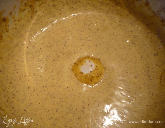 Духовку разогреваем до 180 градусов. Дно формы выкладываем пергаментной бумагой. Белки взбиваем с постепенным добавлением 100 г сахара до устойчивых пиков. Ставим в холодильник. Желтки вымешиваем в комбайне с оставшимся сахаром, подостывшим растопленным маслом, ванилью, солью и миндальной мукой. 