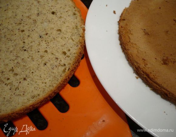 Выкладываем в форму и ставим в духовку на 40 минут. Затем даем коржу остыть в течение нескольких часов, извлекаем из формы и разрезаем на два коржа.