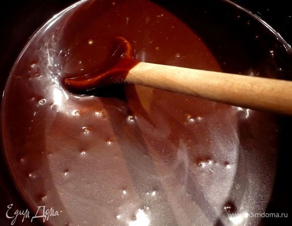 Готовим глазурь. В кастрюле с высокими бортами смешиваем шоколад, воду и сахар, ставим на огонь. Доводим, постоянно помешивая, на медленном огне массу до кипения, даем повариться около пяти минут, мешаем при этом постоянно. Снимаем с огня. Начинаем вымешивать деревянной лопаточкой, постоянно нанося глазурь на бока кастрюли до тех пор, пока глазурь не дойдет до нужной нам густоты. Как только глазурь выносится лопаткой на стенку, всякий раз возвращаем нанесенную на стенку массу обратно ко всей массе глазури. Так мы "выглаживаем" глазурь до теплого состояния.
