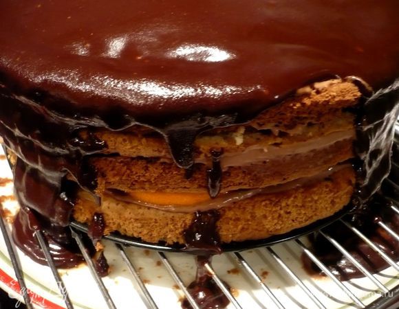 Выливаем глазурь на наш торт.