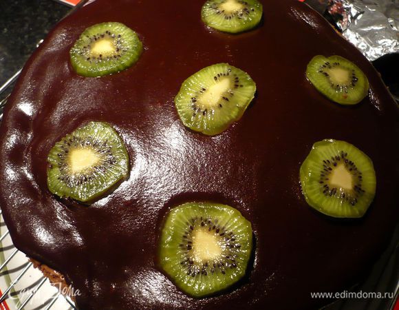 Украшаем, выкладывая ломтики киви и грецкие орехи. Ставим торт на ночь в холодильник. Приятного аппетита!!!