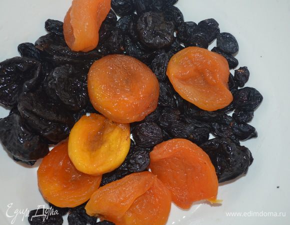 сухофрукты помыть и обсушить