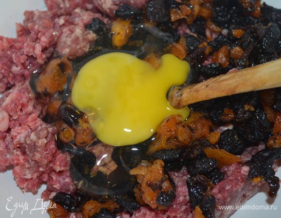 в мясной фарш добавляем сухофрукты, яйцо, солим и перчим. 