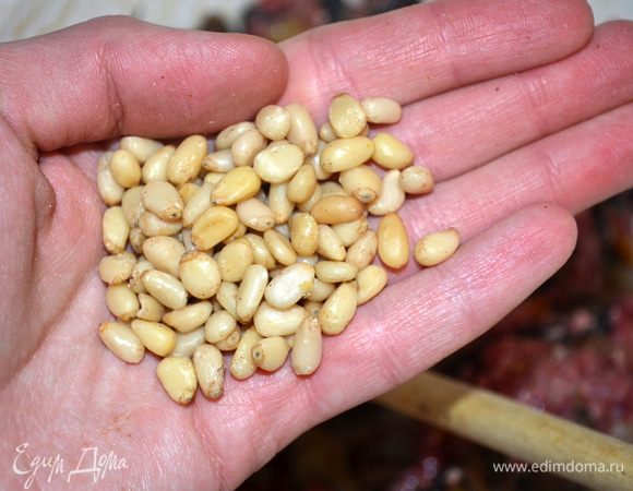 добавляем орешки и горчицу и все вымешиваем