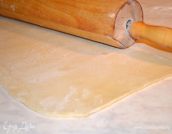 тесто раскатать в пласт, оставить немного теста для украшения. В сам конверт идет кусок размеров 25х35 см. Тонко тесто раскатывать не надо. 