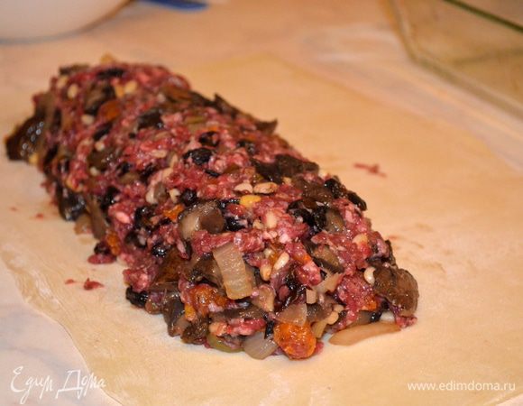 выкладываем мясную начинку, с боков и снизу оставляем по 5 см  свободного края. 