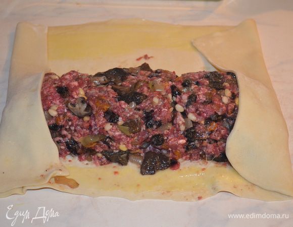 края теста смазываем желтком, сначала заворачиваем боковые края.