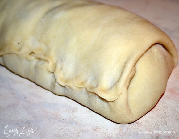 далее загибаем ближний к себе край и заворачиваем как рулет. Края как следует защипываем 