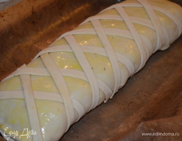 смазываем желтком и укладываем полоски крест на крест и сверху их тоже надо смазать желтком. 