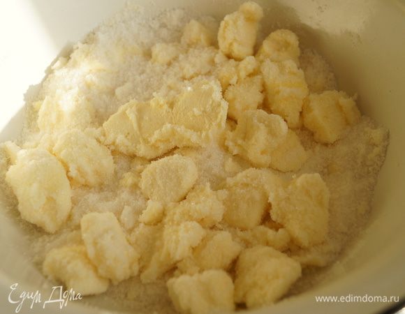 Сливочное масло растереть с сахаром