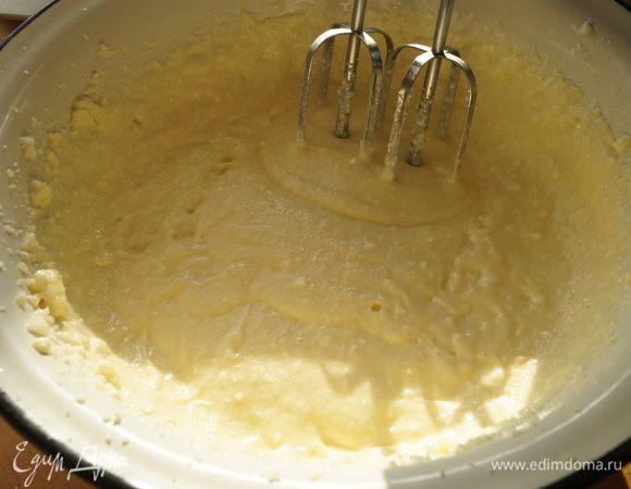 Добавить по одному яйца и хорошо взбить