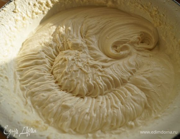 В тесто добавить мелкими порциями вино и хорошо взбить до однородной кремообразной массы