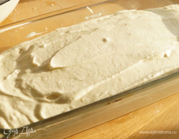 Форму для выпечки смазать маслом и выложить в нее тесто, поставить в разогретую до 180 градусов духовку, выпекать 1 час.