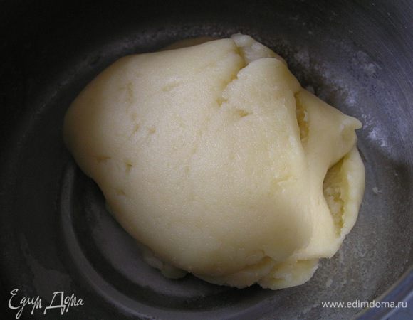 Приготовить заварное тесто. В кастрюльку влить воду, добавить масло, поставить на огонь и нагревать, пока масло не растает, затем увеличить огонь и быстро вскипятить смесь. Муку смешать с солью, засыпать в кипящую массу, перемешать и снять с огня. Оставить на 15 минут. Затем снова поставить тесто на огонь и вымешивать, пока оно не образует шар.