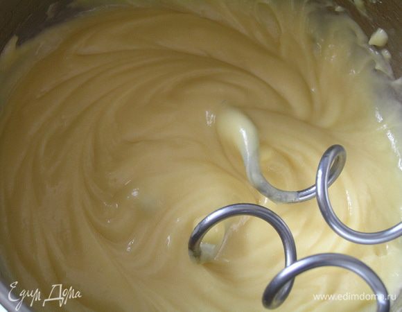 Снять с огня и по одному добавить в тесто яйца, тщательно вымешивая после каждой добавки. 