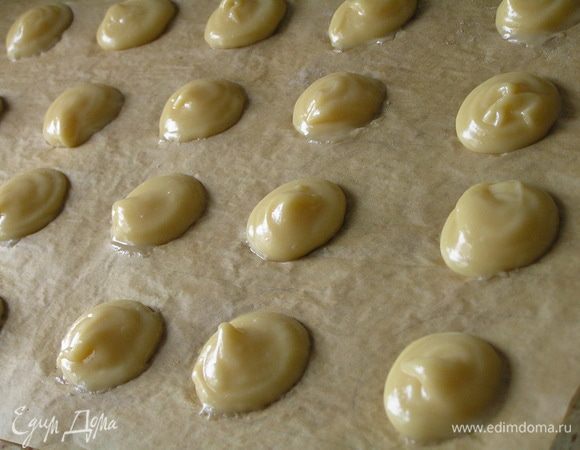 Заполнить заварным тестом кондитерский шприц и отсадить на выстеленный бумагой для выпечки противень около 40 профитролей.***В этот раз я делала это обычной столовой ложкой :)***
