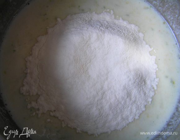 Приготовить заварной лаймовый крем. В кастрюльку влить молоко и лаймовый сок, всыпать цедру, добавить яйцо и немного взбить, всыпать сахар, ванилин, перемешать и поставить смесь на небольшой огонь, добавить муку и соль,