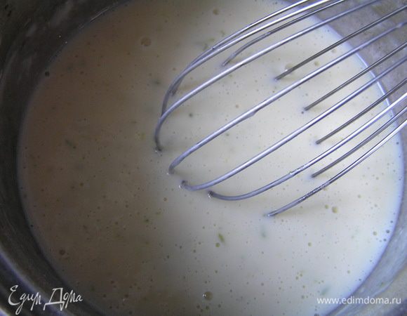 быстро перемешать, продолжая нагревать смесь, постоянно помешивая венчиком, пока смесь не загустеет. Снять с огня, 
 
