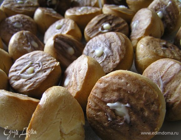 Крем полностью остудить, затем выложить в кондитерский шприц и наполнить профитроли.