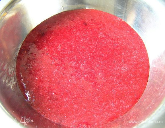 Приготовить брусничное желе. Желатин замочить в вишневом соке до набухания. Бруснику измельчить в блендере, добавить сахар и распущенный на водяной бане желатин. Вылить в подходящую небольшую форму, которая должна потом поместиться внутрь цукотто. Убрать в холодильник на 1 час до застывания.