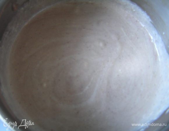 Крем снять с огня и остудить до комнатной температуры. Затем взбить сливки и ввести в крем, осторожно вымешивая снизу вверх. ***Мой крем получился недостаточной густоты, поэтому я добавила еще распущенный на водяной бане желатин, чего нет в классическом забайоне.*** По желанию добавить краситель, перемешать.