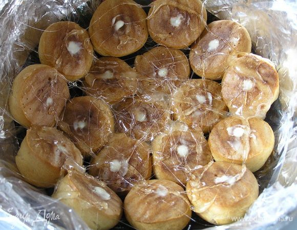 Приготовить карамель из 100 г сахара и воды. ***С карамелью у меня тоже возникли проблемы: она засахарилась раньше, чем я её успела нанести на все профитроли*** Приготовить форму для цукотто, выстелить пищевой пленкой и, окуная профитроли в карамель, укладывать их в форму (плоской стороной внутрь формы)