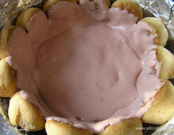 Заполнить немного кремом, также обмазать все края, где образовались отверстия, убрать в холодильник для застывания.