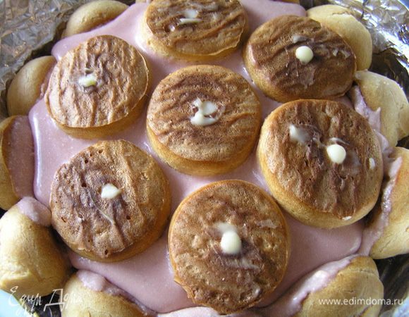 Заполнить форму оставшимся кремом, сверху выложить оставшиеся  профитроли донышками вверх, убрать в холодильник до полного застывания. ***Я еще поставила сверху небольшой груз, чтобы дно цукотто было ровное.***