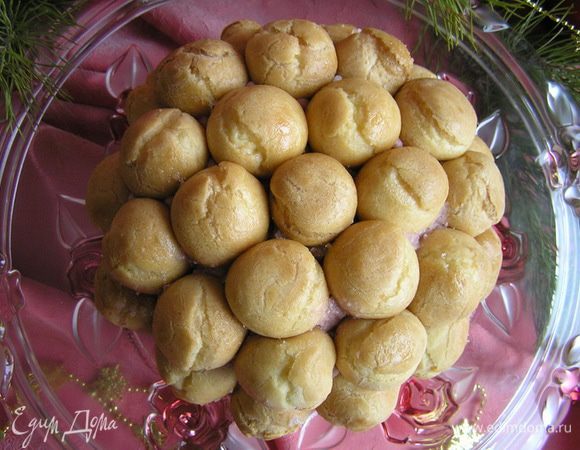 Готовый десерт аккуратно перевернуть на подготовленную тортницу, снять форму и пленку,